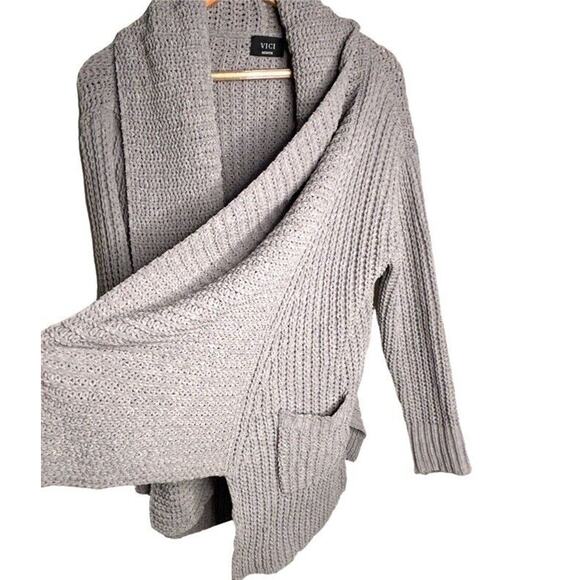 Vici Chunky Cardigan Gray Sweater Size Medium Pockets Waterfall - Picture 6 of 11